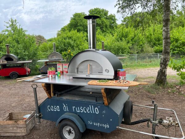 Pizza oven (BEEK GRANDE op trailer) inclusief 64 pizzabollen, saus en kaas