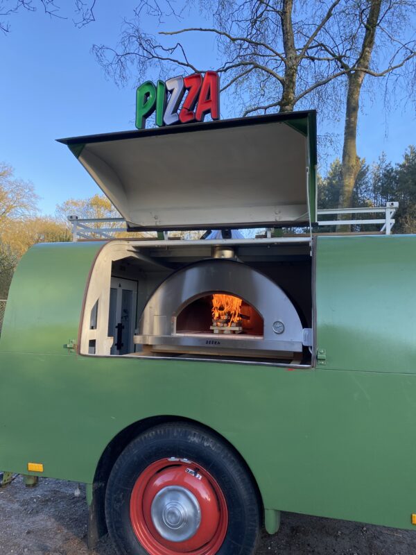 Brandweer pizza trailer uit 1955 Pizza oven met BEEK Grande MULTIFUEL